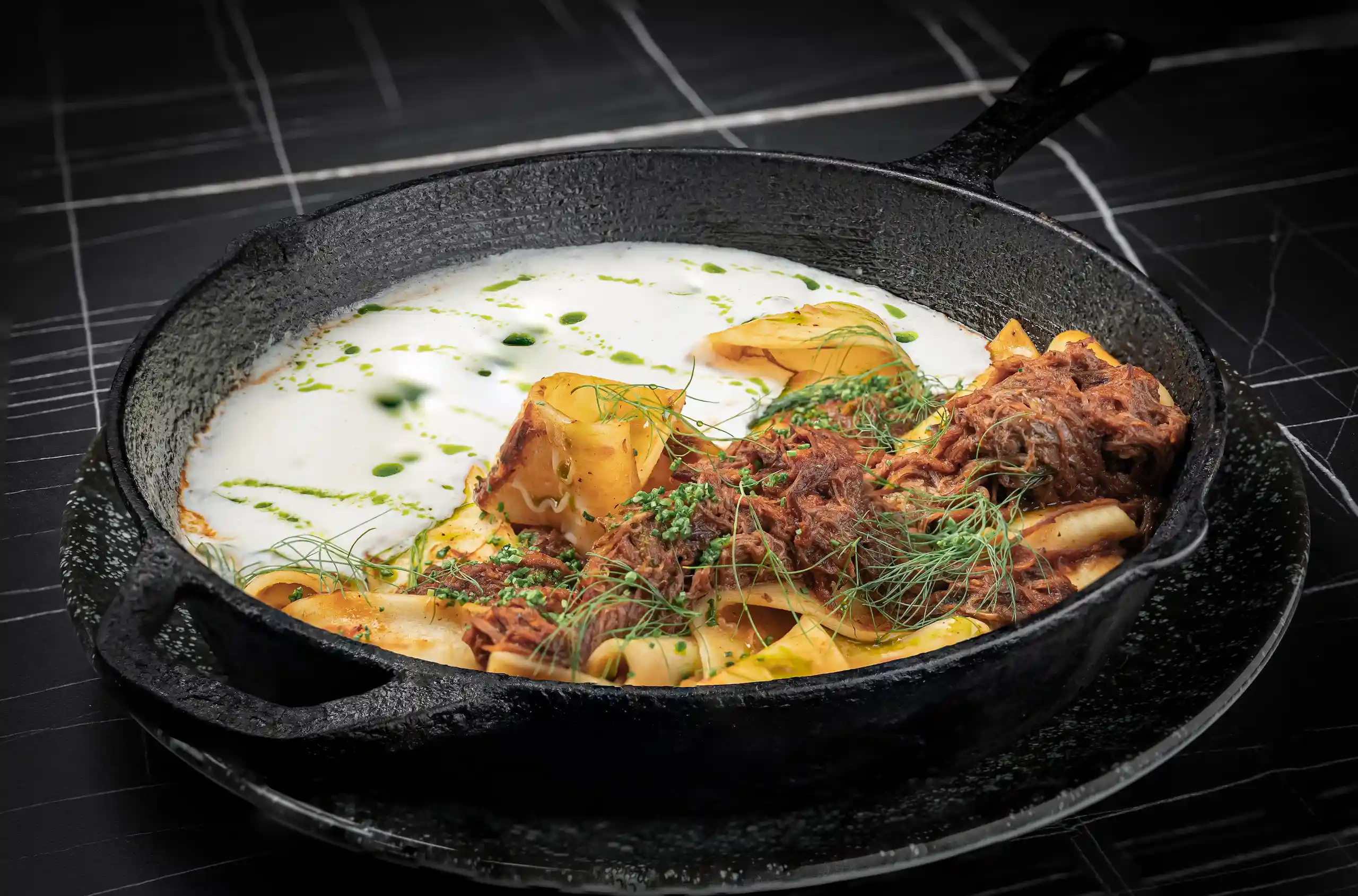 Papardelle y ragú de vacuno atomatado al vino tinto